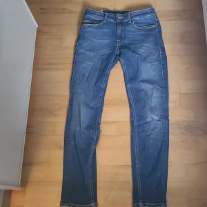 Dondup jeans - Säljer mina feta dondup jeans som inte kommer till användning. 8/10 skick. Priset är inte hugget i sten. Hör av er vid funderingar😇