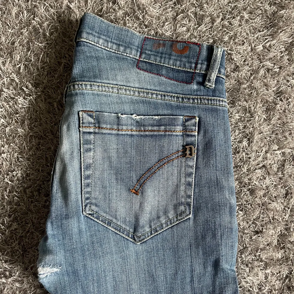 Tjena! Säljer nu mina snygga Jeans ifrån Dondup. Modellen är George! Skicket på jeansen är 7/10. Jeansen är i storlek 31. Endast jeansen medföljer. Vid fler frågor/bilder är det bara och höra av sig! . Jeans & Byxor.