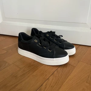 Gant Avona sneakers använda en gång - Riktigt sköna vårskor som inte kommer till användning.  Köpta för 1699 hos Gant. 