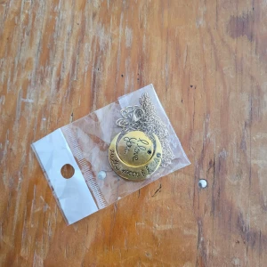 Halsband - Ett kärleks halsband i två delar med texten "i love you" och " to the moon & back"