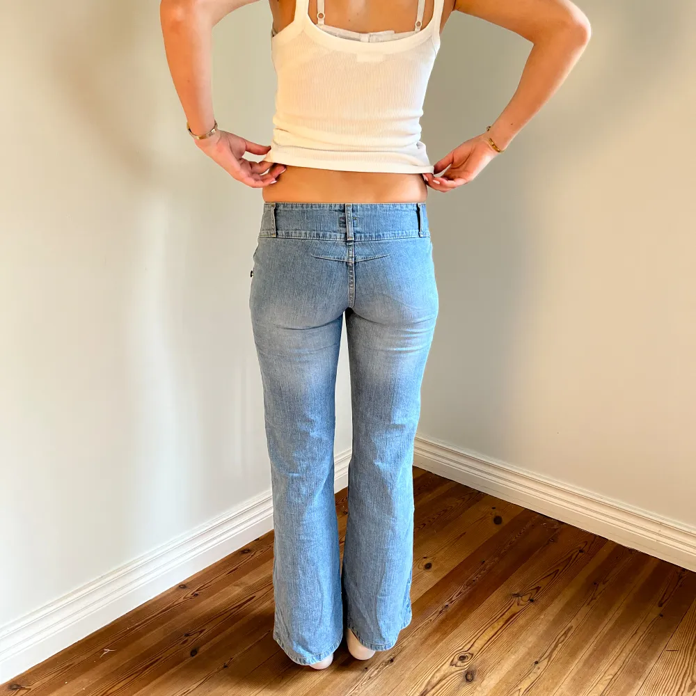 Midjemått( rätt över): 35cm  Inerbenslängd: 76cm   Köp dem via ”KÖP NU” eller Swish  Modellen är 170 cm, inga defekter 💕 . Jeans & Byxor.