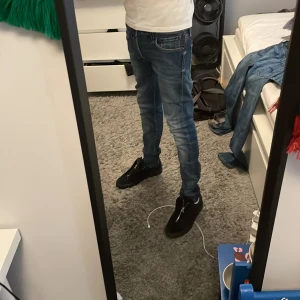 Jack & Jones jeans  - Snygga jeans i ny skick använt få talet gånger är 173 på bilderna 