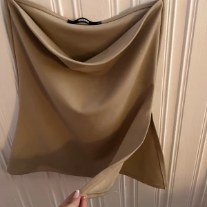 Topp - Helt oanvänd beige topp från bikbok!🫶🏻