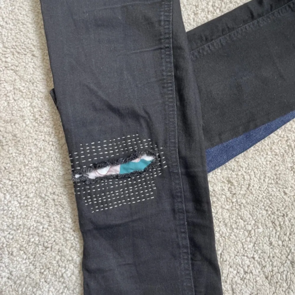 Coola om gjorda jeans! Stretchiga ursprungligen från Lindex i bomull.  Mått: Midjemått: 64 cm Innerbenslängd: 72 cm Byxvidd (längst ner): 19 cm 💘💘 (Pris går att diskutera). Jeans & Byxor.