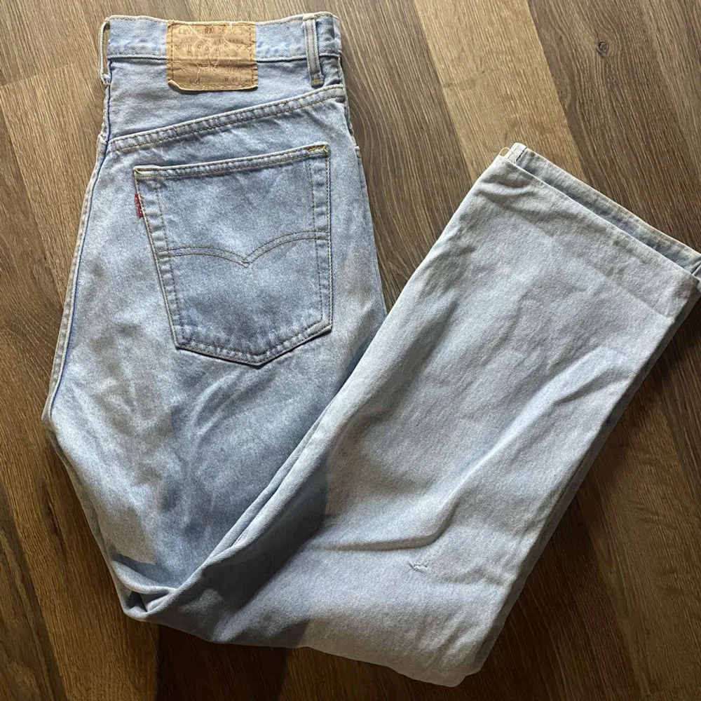 Feta levis jeans, bra skick. Bara lappen där bak som blivit lite skrynklig. Hör av dig för mer information!😄. Jeans & Byxor.