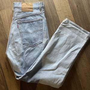 Feta levis jeans, bra skick. Bara lappen där bak som blivit lite skrynklig. Hör av dig för mer information!😄