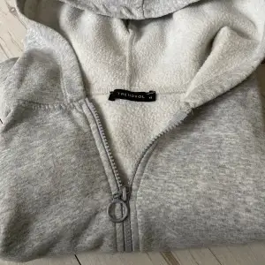 Säljer kroppad hoodie köpt från NA-KD  Fin att ha ett linne under☺️ köpt för 299 säljer för 120kr men pris går att diskutera vid smidig affär☺️ skriv för fler bilder 