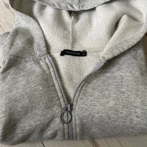 Kroppad hoodie  - Säljer kroppad hoodie köpt från NA-KD  Fin att ha ett linne under☺️ köpt för 299 säljer för 120kr men pris går att diskutera vid smidig affär☺️ skriv för fler bilder 