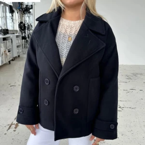 Kappa - Säljer denna kappa från Design by Si, då den inte kommer till användning. Kappan är i färgen Dark navy, i storleken M/L. Den är använd få gånger och är i bra skick. Kom privat för bilder.