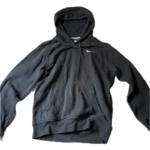 Nike vintage hoodie i mariblå. Bra skick och passar till allt. 