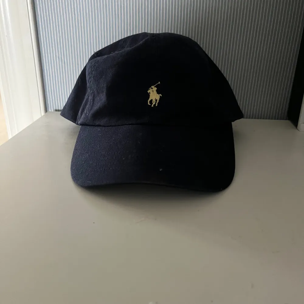 Säljer denna fräna keps från Ralph lauren, inga defekter och i bra skick.. Accessoarer.