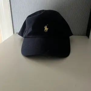 Säljer denna fräna keps från Ralph lauren, inga defekter och i bra skick.