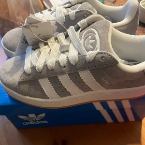 Adidas campus 00 - Helt nya adidas campus 00. Aldrig använt eftersom att de va för stora. 