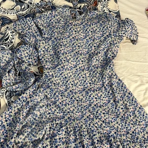 blomrig klänning med snöre  - säljer den här jättefina blommiga klänningen som tyvärr inte kommer till användning, bara använd fåtal gånger, det finns snöre med som man kan knyta vid ryggen med❤️