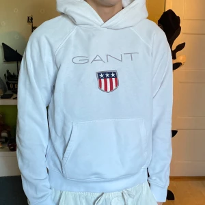 Vit gant hoodie - Vit gant hoodie i jättebra skick. Barnstorlek 158/164 men passar utmärkt som XS. Frakt tillkommer 🙌