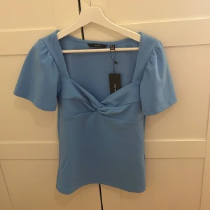 Blå T-shirt  - Hej säljer nu en helt oanvänd gullig t-shirt från vero moda, den är i storlek M men jag skulle kunna säga att den passar mer som S