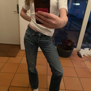Weekday jeans straight & low!💓 - Säljer dessa då de har blivit små. Originalprodukt var ca 600 kr och säljer de nu för 300. Köpta sensommar 2023! Hör av vid frågor och funderingar 💖