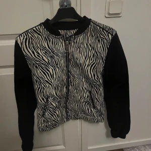 Vår jacka  - Fin mönstrad vår jacka i storlek s .