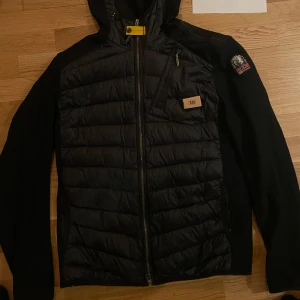 Höst/Vår jacka från parajumpers  - Hej! Säjer nu min fina Para Jumper jacka som tyvärr inte längre kommer till användning. Jackan är i stl L men passar även som M. Jackan är i väldigt fint skick och perfekt nu till våren. Jag kan mötas upp alt frakta men då står du för frakten.