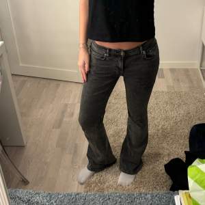 Säljer mina gråa lågmdijade jeans! As snygga. De är även stretchiga 💕💕  Midjemått 76 cm Innerbenslängden 75cm 