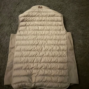 Parajumper väst - Storlek M (liten i storleken, passar S) Aldrig använt pga köpt vid fel tillfälle, skicket är exemplariskt. Kostar 4300 ny på flertal butiker online. Säljer för att samla pengar till moped.