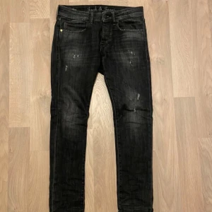 Jack and Jones jeans ripped - Säljer nu dessa riktigt feta Jack and Jones jeansen som är limited edition. Jeansen är topp skick och är nypris på dessa 1299 kr men säljer dem för 699!!Skriv vid funderingar, fler bilder kan lösas. 