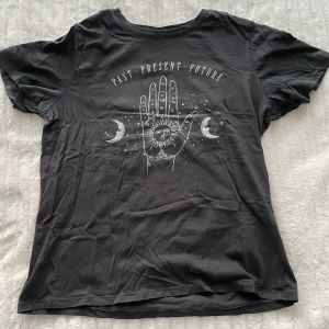 Gina T-shirt  - Cool t-shirt från Gina Tricot i bra skick