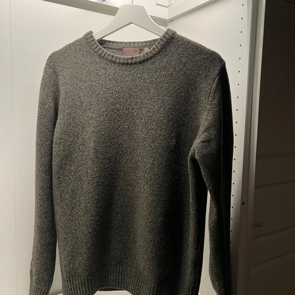 Säljer denna sjukt snygga stickade Oscar Jakobsson tröjan, tröjan är inköpt för 1299 och är använd ett par gånger men är i toppskick utan defekter.   Storlek S   Kan gå ner något i pris vid smidig affär  . Tröjor & Koftor.