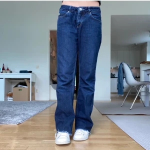 lågmidjade bootcut jeans  - säljer dessa lågmidjade bootcut jeansen som jag köpt här på plock, storlek W29/L32 men de är avklippta och passar dig som är under ca 160cm❣️ Snöre finns insytt så man kan justera midjan ❣️ Midja ca 80cm & Innerbenslängd ca 80cm 😇😇