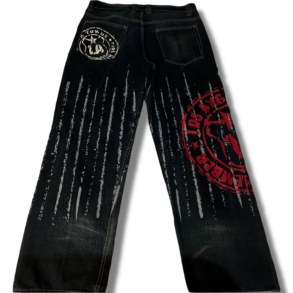 Ett par snygga baggy jeans som inte kommer till användning. Inga defekter. Skriv om du har några funderingar!. Jeans & Byxor.