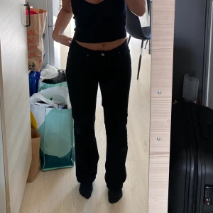 Svarta jeans  - Skit snygga svarta lågmidjade jeans från BikBok 🖤 