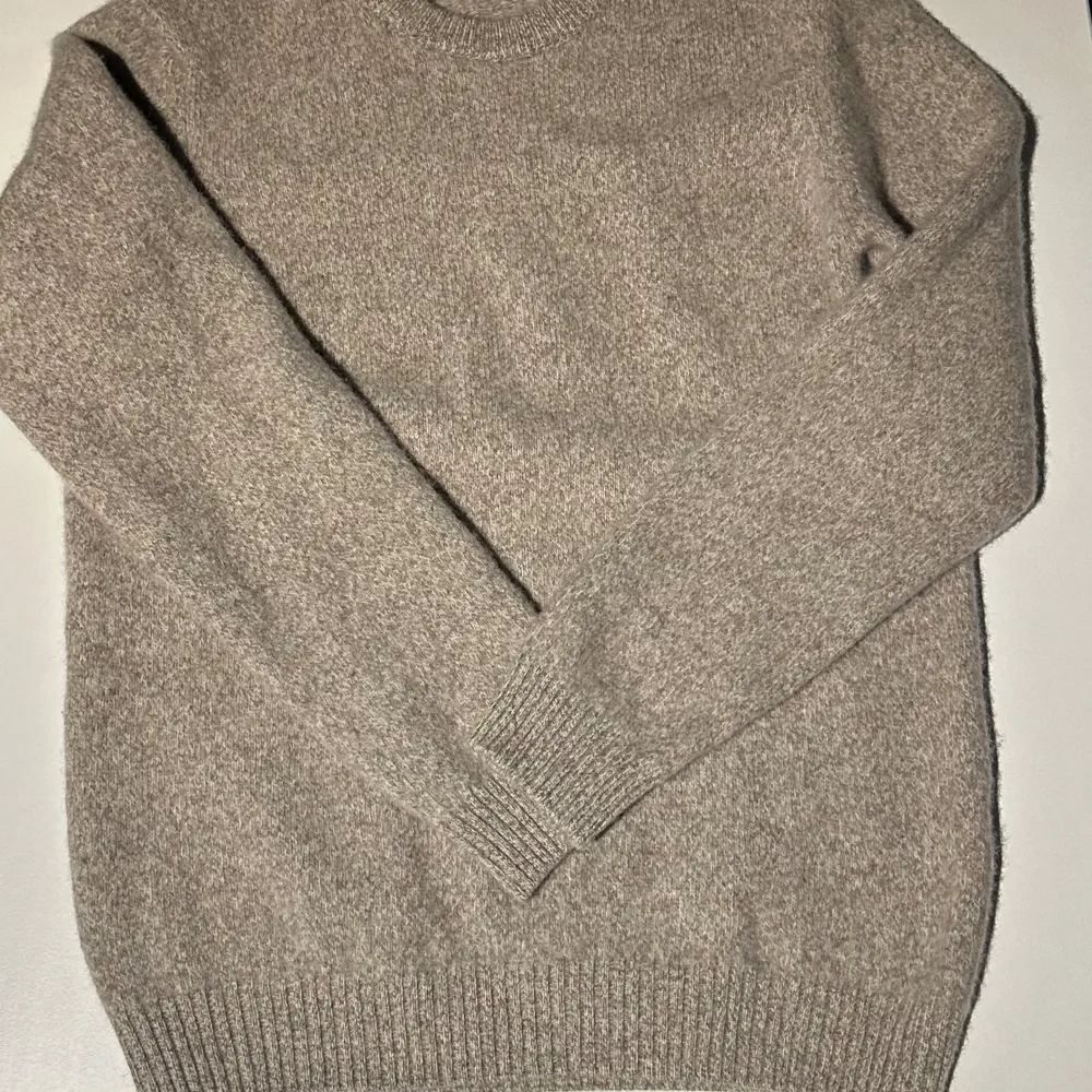 En beige tröja i cashmere,  Nypris : 850kr Mitt pris : 300kr Tröjan är storlek M men är väldigt liten för M så skulle säga att den är S. Annars är tröjan i väldigt bra skick.  💂🏽. Tröjor & Koftor.