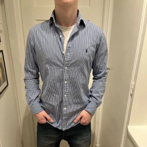 Ralph lauren skjorta - Randig skjorta från Ralph lauren-Perfekt till sommaren-Storlek M-killen på bilden är 182-mycket bra skick utan defekter-kom dm om du har några funderingar
