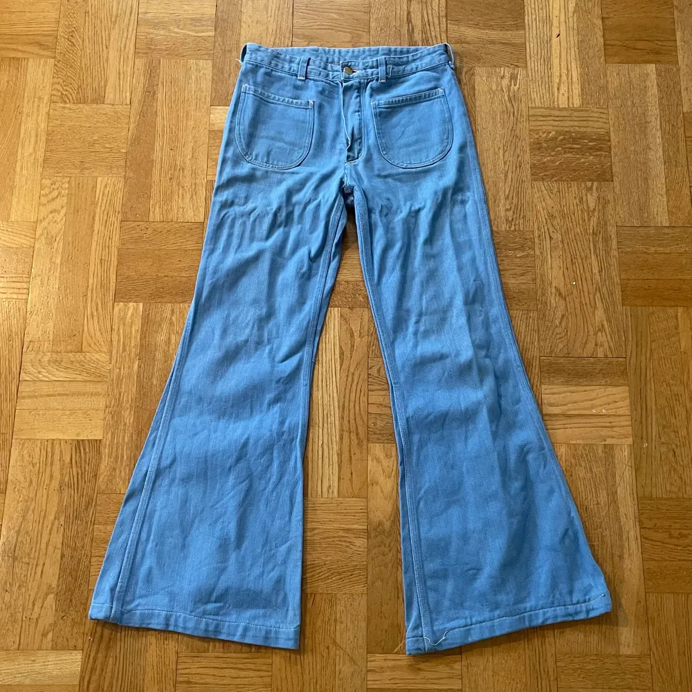 Så snygga vintage flarejeans ! Försmå för mig därför säljer jag dem De har några defekter som lösa trådar Skulle säga att storleken passar både 34 och 36 . Jeans & Byxor.