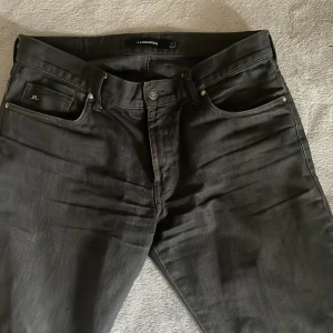J.lindberg jeans grå 33/32 - Gråa j.lindberg jeans med slimmad passform, bra skick förutom att gylf knappen sitter lite löst. Men inget som inte gör att laga.