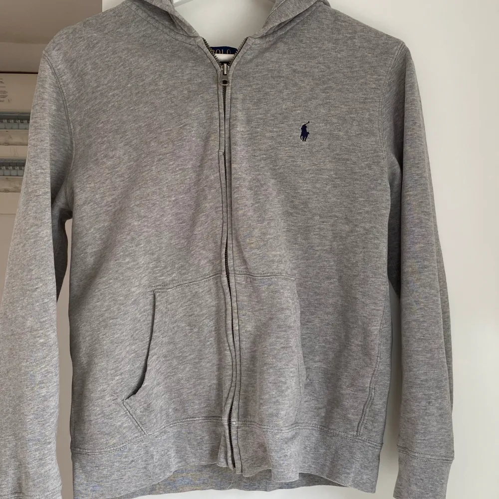 Grå zip up från Ralph Lauren i bra skick!. Hoodies.