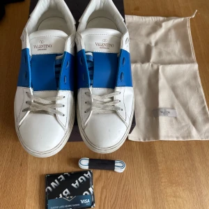 Valentino Open Sneaker blå - Säljer mina knappt använda Valentinos. Strl 40, fits 41  Säljes pga de aldrig används längre. Priset går att diskuteras vid snabb affär.  Kan skicka eller mötas upp i Borås.