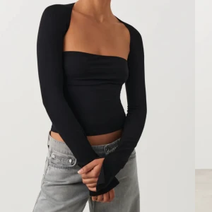 Festtopp - Svart festtopp från Gina! Jättefin och har bara använt den nån gång💖💖