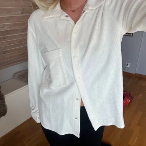 Pyjamasskjorta från Intimissimi - Pyjamas tröja från intimissimi. Finns matchande byxor att köpa till men de är tyvärr sålda. 🤍🤍🤍Går absolut att ha som vanligt skjorta eller tunnare jacka!