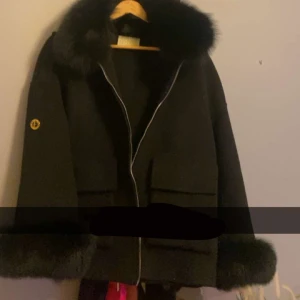 Kappa  - Den har används många gånger, man kan ta av pälsen på armarna. Annars är den fin och inte för tjockt material (priser går att diskutera)