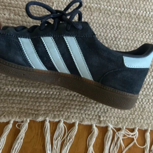 Adidas spezial  - Fina adidas använda ca 4 gånger . Köptes nya för 1200 . Men va lite för små för mig . 