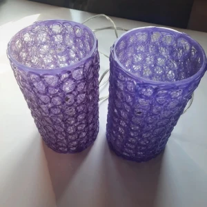 Rydens fönsterlampa/bordslampa - 2 fina stående fönster lampor står rydens på glödlampshållaren.  Fungerar felfritt ,kommer utan glödlampor. 22cm höga och 12cm breda  Hittar inget att anmärka på.  