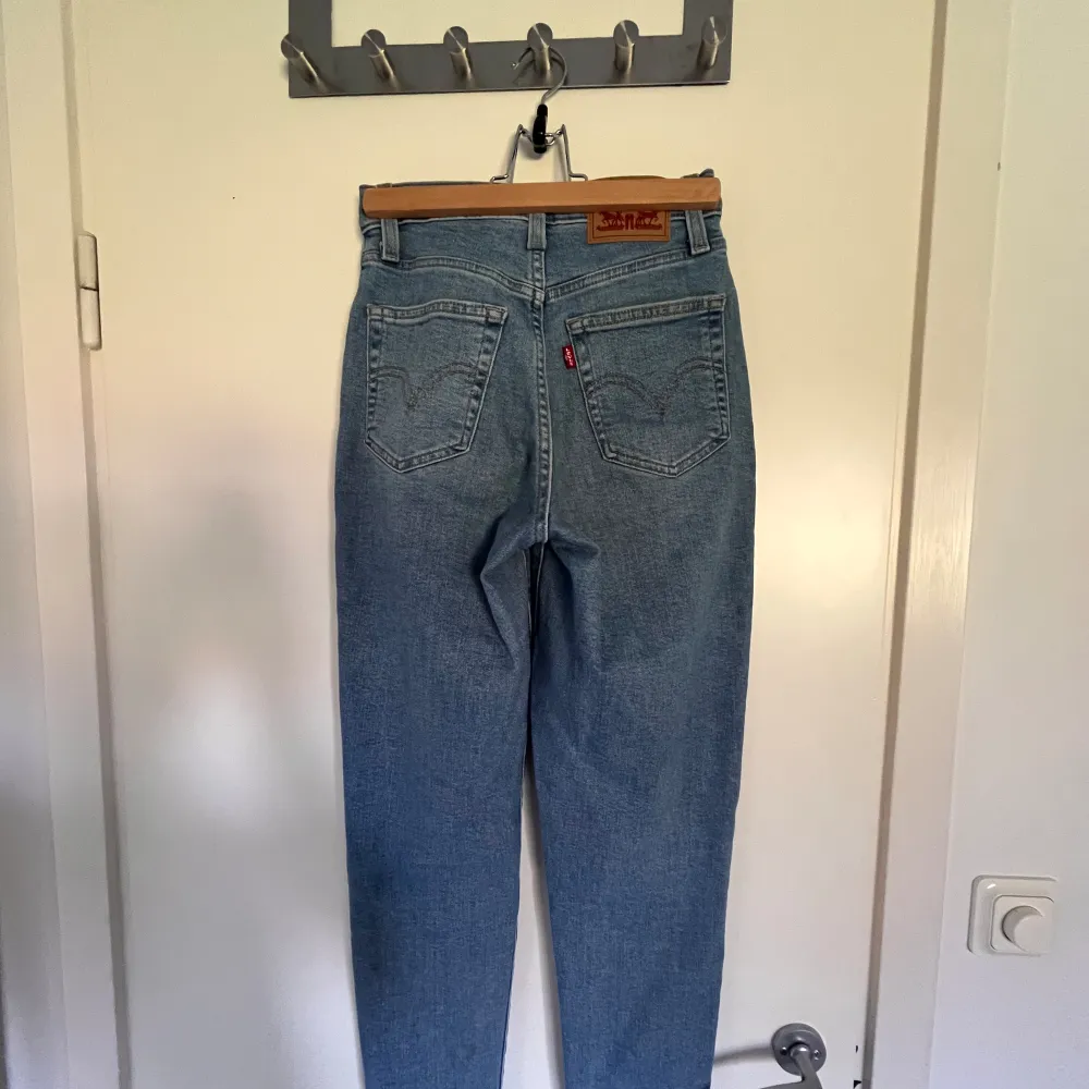 Jeans från Levi’s i fint skick, säljer då de blivit för små för mig. Kontakta för frågor  Köparen står för frakten. Jeans & Byxor.