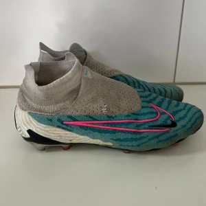 Nike hypervenom  - Skorna är smutsiga men i mycket bra. Finns inga skador, och kan tvättas innan de sickas iväg !