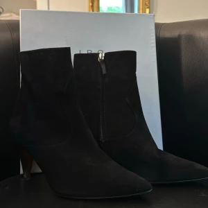 Klackskor IRO - Super snygga klackskor från IRO, storlek 39. Skorna är i fint skick med endast tecken på undersula.   Stilettklackar med spetsig tå. Box tillkommer, samt dustbag.   Pris går att diskutera, kom med bud!  Nypris: 3 999 kr