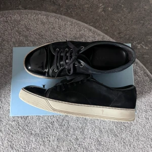 Lanvin Toe Cap Size 9 - Säljer mina Lanvin Toe Caps i size 9 (motsvarar 42/43). Skulle säga cond 8/10 men kan definitivt uppas! Inga defekter på skorna förutom små creases på toe boxen!🙏🏼 Låda, extra snören & skopåse medföljer!