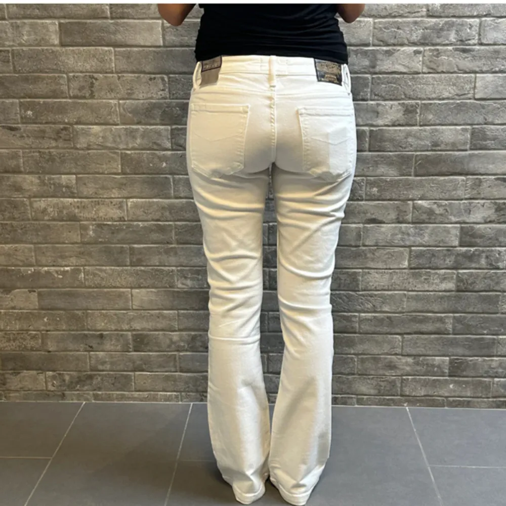 Lågmidjade vita jeans från crocker. Helt nya, aldrig använda. . Jeans & Byxor.