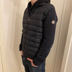 Moncler cardigan - Säljer en moncler cardigan i navy storlek S, Modellen är 173. Skick 8/10. Små sminkfläckar på ryggen och vänstra axeln men inget som syns så pass mycket. Fraktar bara. Ifall du har några frågor eller mer bilder så skicka PM. 