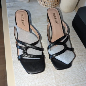 Helt nya klackar!  - Helt nya sandaler med klack. Superfina, perfekt till sommar och vår. Tyvärr en halv storlek för liten för mig 