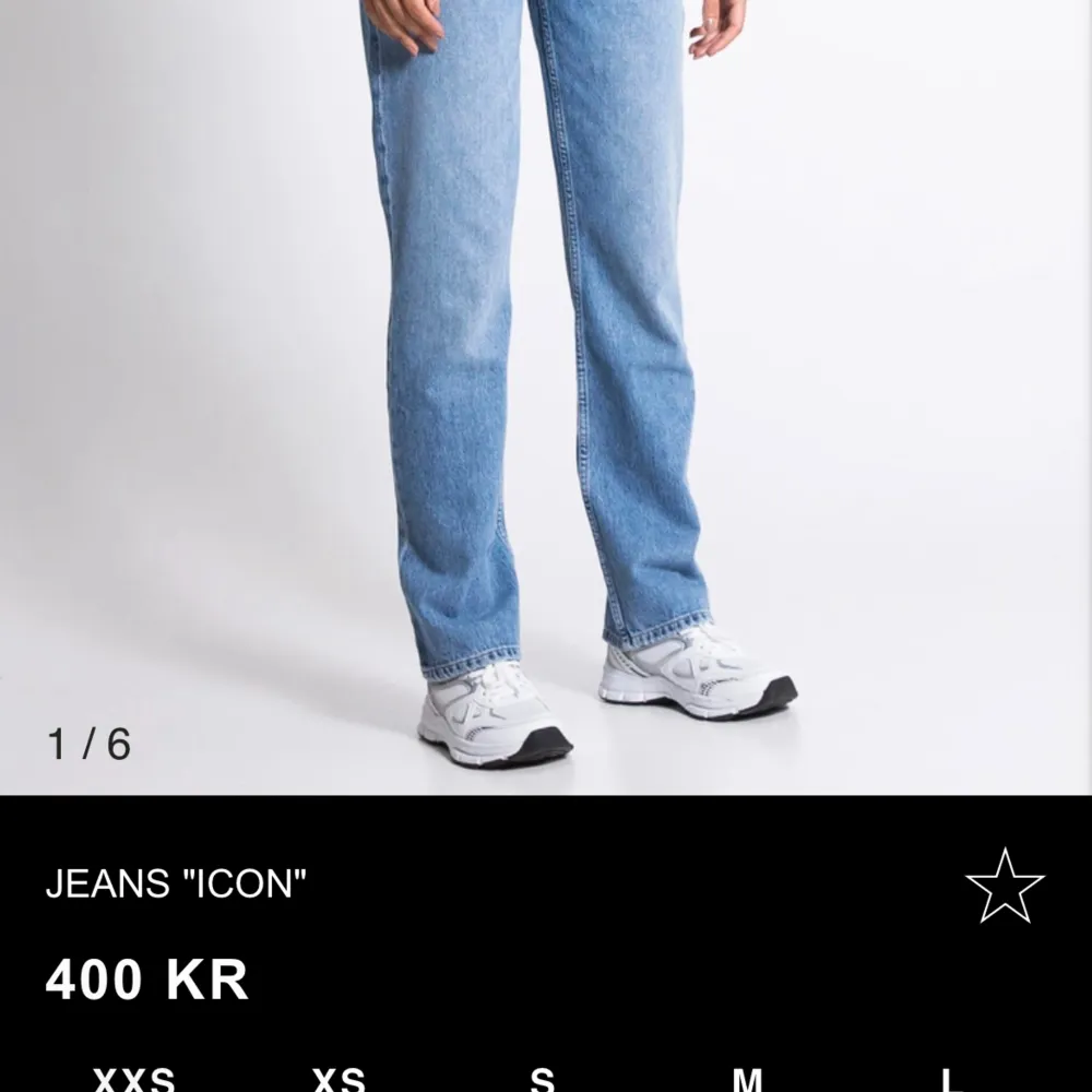 Midjemått rakt över: 34-35cm Innerbenslängden: 79cm Superbra skick använda fåtal gånger, köpa för 400kr. Bara att höra av sig vid fler frågor!!💗. Jeans & Byxor.